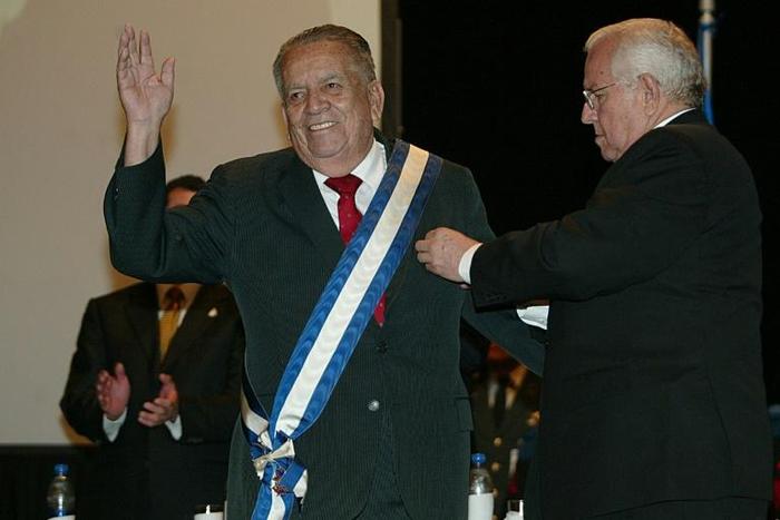 Roberto Suazo Cordova -- here receiving an award in January 2007 -- was president of Honduras in the 1980s during the height of the US-financed "Contra" war against neighboring Nicaragua