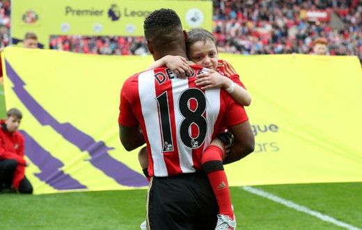 Jermain Defoe carried Bradley Lowery onto the pitch as Sunderland and Swansea fans held a moving tribute for the cancer-stricken toddler at the Stadium of Light on May 13, 2017
