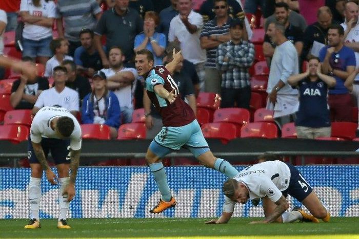 Burnley's New Zealand striker Chris Wood (C) celebrates after scoring their late equalizer during the English Premier League football match against Tottenham Hotspur August 27, 2017