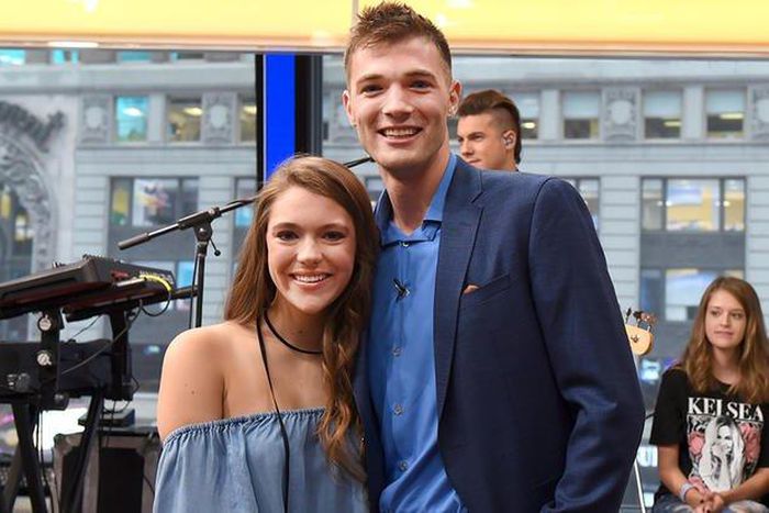 ___7063315___https:______static.pulse.com.gh___webservice___escenic___binary___7063315___2017___7___28___12___viral-tinder-couple-meets-in-real-life-good-morning-america-1