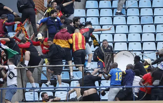 amelodi Sundowns and Esperance supporters clash after a CAF Champions League quarter-final in Pretoria. © PHILL MAGAKOE / AFP