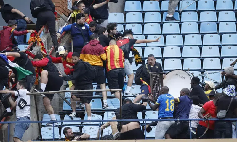 amelodi Sundowns and Esperance supporters clash after a CAF Champions League quarter-final in Pretoria. © PHILL MAGAKOE / AFP