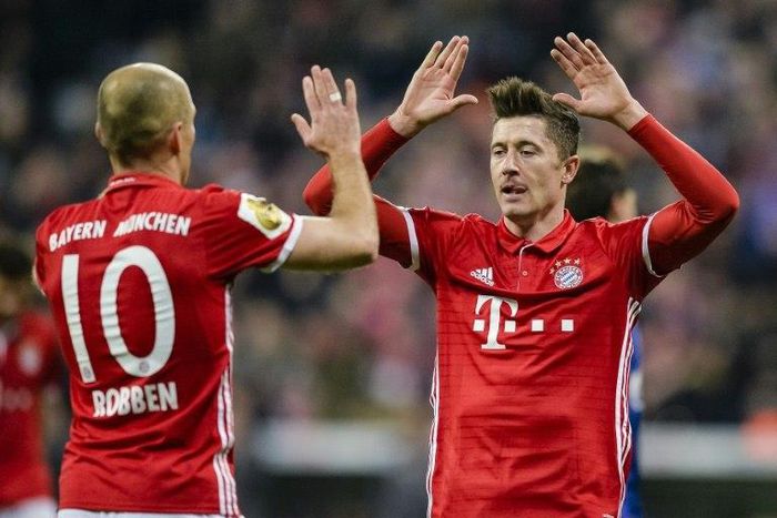 Bayern Munich's Robert Lewandowski (R) celebrates with teammate Arjen Robben during their German Cup quarter-final football match against Schalke in Munich, on March 1, 2017