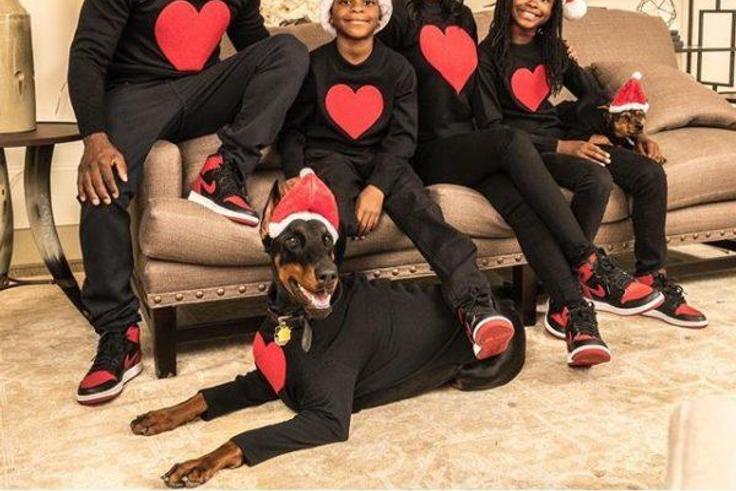 Kevin Hart and family in Christmas themed photo
