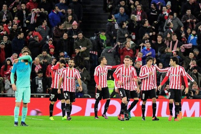 Athletic Bilbao's players celebrate after Athletic Bilbao's forward Aritz Aduriz scored his team's first goal during the Spanish Copa del Rey round of 16 first leg match against FC Barcelona at the San Mames stadium in Bilbao on January 5, 2017