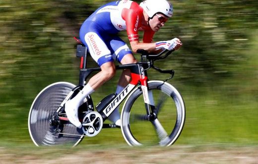 Dutch cyclist Tom Dumoulin from Team Sunweb rides during the 10th stage, an individual time-trial between Foligno and Montefalco during the 100th Giro d'Italia, Tour of Italy on May 16, 2017 in Montefalco