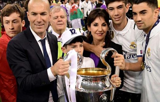 Real Madrid's coach Zinedine Zidane (L), his wife Veronique and their children Enzo, Luca and Theo hold the trophy after Real Madrid won the UEFA Champions League final on June 3, 2017