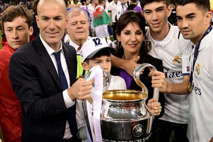 Real Madrid's coach Zinedine Zidane (L), his wife Veronique and their children Enzo, Luca and Theo hold the trophy after Real Madrid won the UEFA Champions League final on June 3, 2017