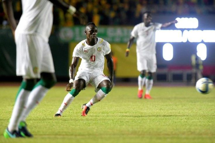 Senegal's Sadio Mane (C) vies for the ball during the World Cup 2018 qualifier match Senegal versus Cape Verde on October 8, 2016 at the Leopold Sedar Senghor stadium in Dakar