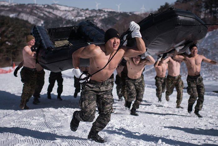 Shirtless Marines hold merciless snow training session in sub-zero temps