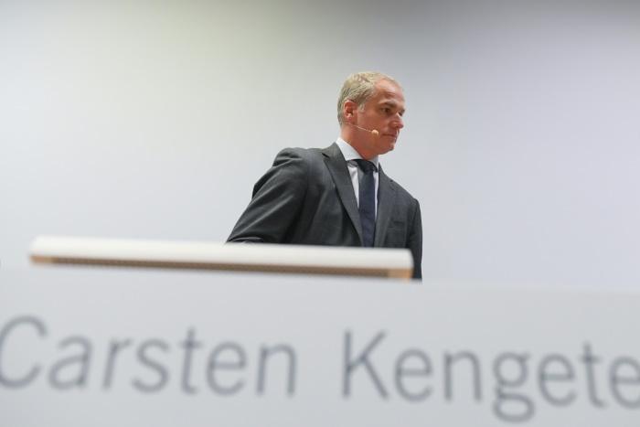 The 4.75 million euros that Carsten Kengeter, former head of German exchange operator Deutsche Boerse, agreed to pay corresponds to the value of the shares purchased by him in December 2015 as well as others received as part of his compensation package