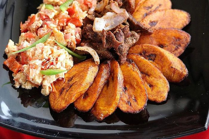 How to prepare fried plantain and egg stew (Foodace)