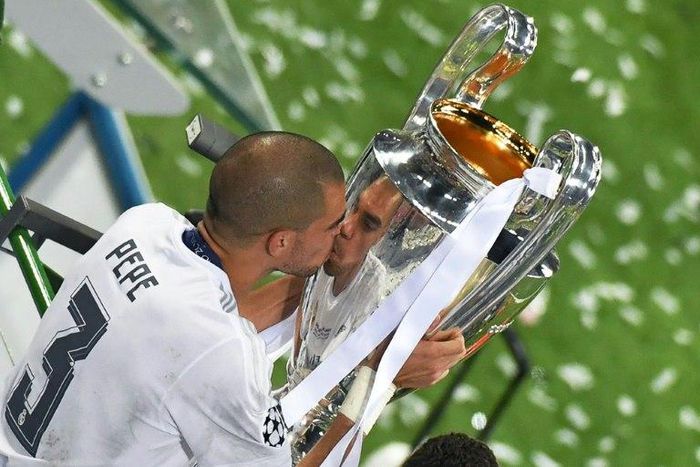 Real Madrid's Pepe lifts the Champions League trophy in Milan on May 28, 2016