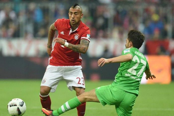 Bayern Munich's midfielder Arturo Vidal (L) and Moenchengladbach's defender Julian Korb vie for the ball during the German first division Bundesliga football match between FC Bayern Munich and Borussia Moenchengladbach on October 22, 2016