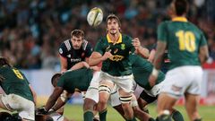 South Africa's lock Eben Etzebeth (C) clears the ball to South Africa's fly half Elton Jantjies (R) during the Rugby Test match between South Africa and France at Loftus Rugby stadium on June 10, 2017 in Pretoria, South Africa