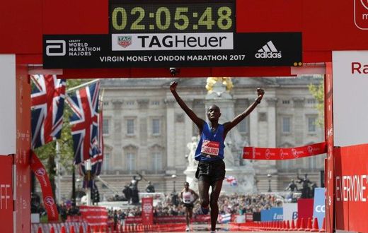 Kenya's Daniel Wanjiru wins the Men's race at the London marathon on April 23, 2017