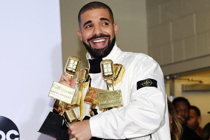 Drake has become the biggest single year winner ever, at the 2017 Billboard Music Awards which held on Sunday, May 21, 2017.