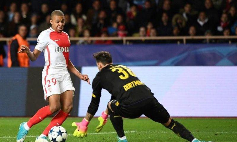 Dortmund's Swiss goalkeeper Roman Burki (R) tries to grab ball from Monaco's French forward Kylian Mbappe during the Champions League quarter-final second leg at the Louis II stadium in Monaco on April 19, 2017
