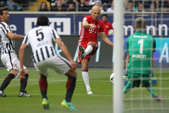 Arjen Robben (centre) scores an opening goal for Bayern Munich against Eintracht Frankfurt in Frankfurt on October 15, 2016