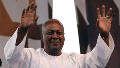 ___6530232___https:______static.pulse.com.gh___webservice___escenic___binary___6530232___2017___4___14___11___Mahama-hands-up