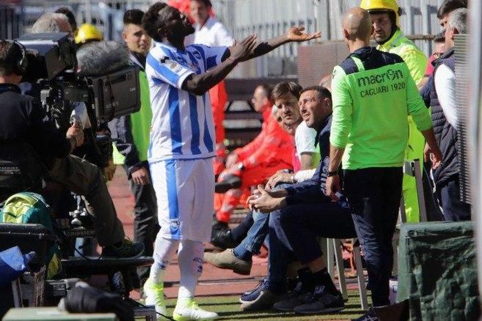 ___6645714___https:______static.pulse.com.gh___webservice___escenic___binary___6645714___2017___5___8___21___170504161940-muntari-racism-cagliari-exlarge-169