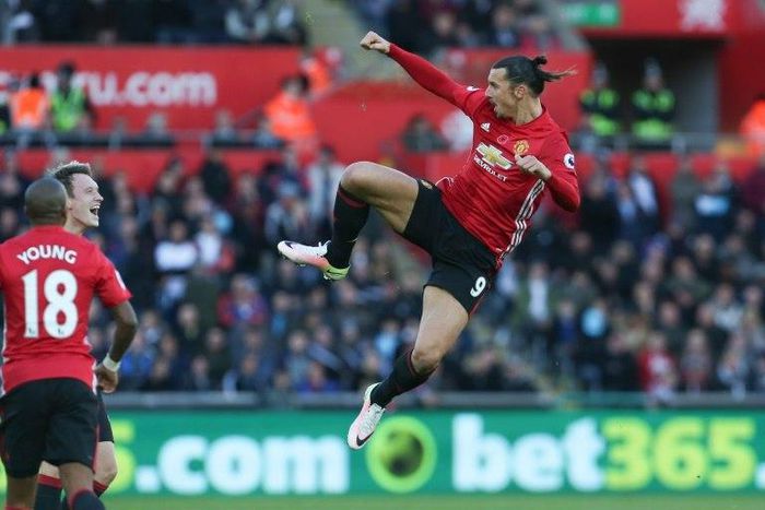 Manchester United's striker Zlatan Ibrahimovic (R) celebrates scoring his team's second goal on November 6, 2016