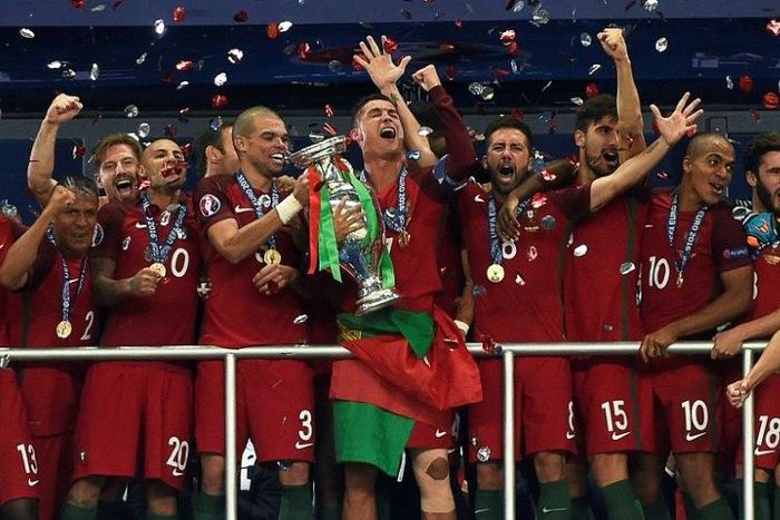 (From R) Portugal's midfielder Adrien Silva, Portugal's midfielder Joao Mario, Portugal's midfielder Andre Gomes, Portugal's midfielder Joao Moutinho, Portugal's forward Cristiano Ronaldo, Portugal's defender Pepe, Portugal's forward Ricardo Quaresma a...