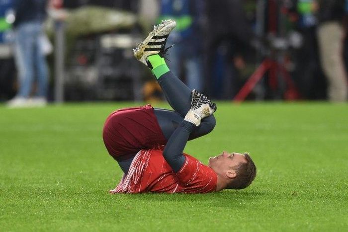 Manuel Neuer warms up before Bayern Munich's Champions League game against PSV Eindhoven in Eindhoven on November 1, 2016