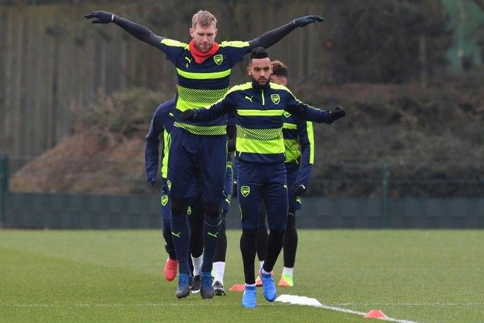 Arsenal's German defender Per Mertesacker (L) and English midfielder Theo Walcott take part in training on the eve of their Champions League round of 16 first leg against Bayern Munich at Arsenal's London Colney training ground on February 14, 2017