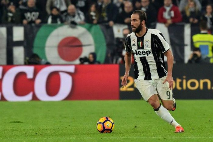 Juventus' forward from Argentina Gonzalo Higuain controls the ball during the Italian Serie A football match Juventus vs Napoli at Juventus Stadium in Turin on October 29, 2016