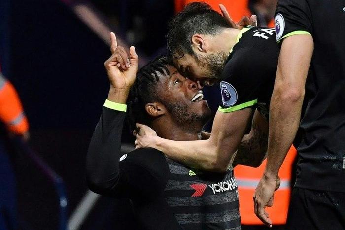 Chelsea's striker Michy Batshuayi (L) celebrates with teammates scoring against West Bromwich Albion on May 12, 2017