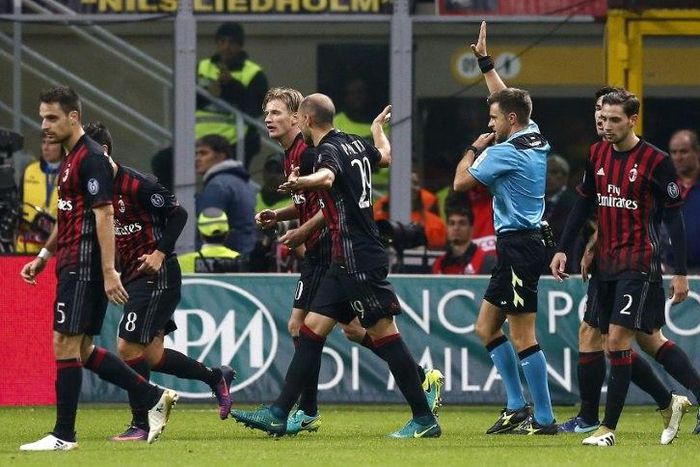 Referee Nicola Rizzoli (2-R) invalidates a goal during the match between AC Milan and Juventus on October 22, 2016 at the San Siro Stadium