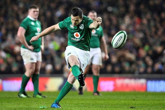 Fly-half Jonathan Sexton kicked 11 points against France to keep alive Ireland's Six Nations title hopes