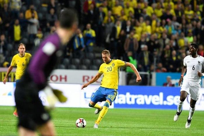 France's goalkeeper Hugo Lloris (L) reacts as Sweden's forward Ola Toivonen shoots to score during the FIFA World Cup 2018 qualification football match