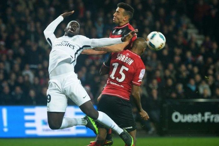 Paris Saint-Germain's Jean-Kevin Augustin (L) vies with Guingamp's Jeremy Sorbon (R) on December 17, 2016 at the Roudourou stadium in Guingamp, western of France