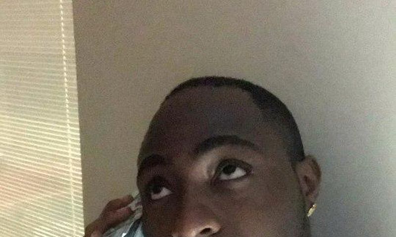 Davido flaunting wads of cash