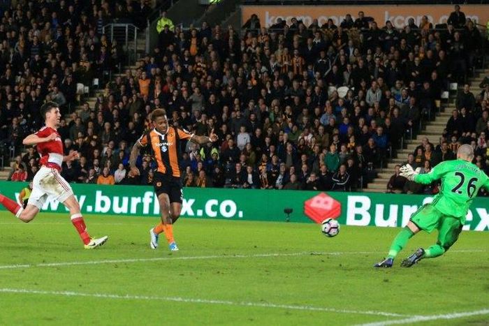 Hull City's striker Abel Hernandez (C) scores his team's third goal during the English Premier League football match between Hull City and Middlesbrough at the KCOM Stadium in Kingston upon Hull, north east England on April 5, 2017