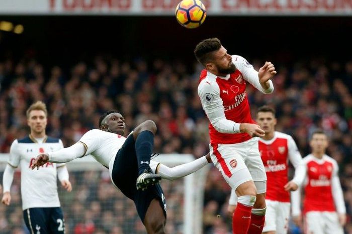 Tottenham Hotspur's Victor Wanyama (L) clashes with Arsenal's Olivier Giroud during the match in London on November 6, 2016