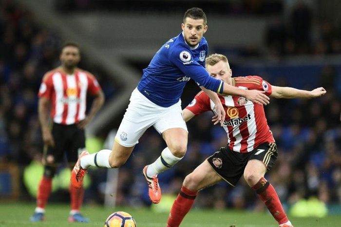 Everton's striker Kevin Mirallas (L) vies with Sunderland's midfielder Sebastian Larsson (R) during the English Premier League football match February 25, 2017