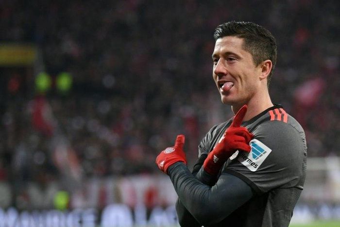 Bayern Munich's Polish forward Robert Lewandowski celebrates scoring against Mainz on December 2, 2016