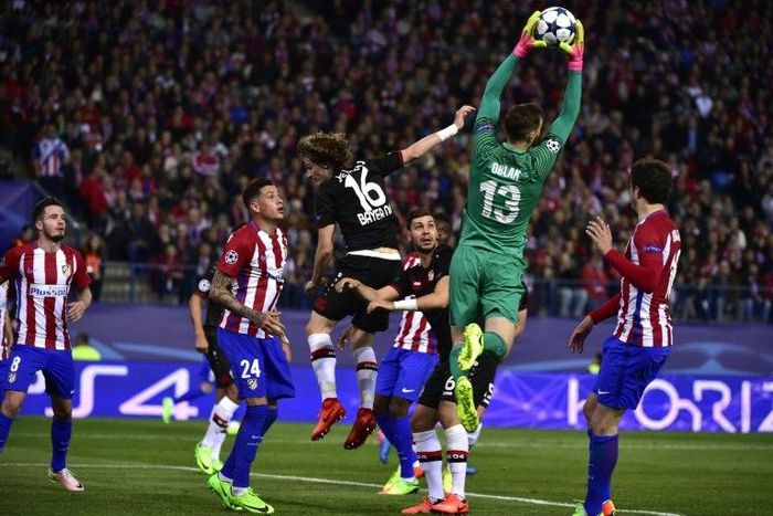 Atletico Madrid's goalkeeper Jan Oblak stops a ball during the UEFA Champions League round of 16 second leg football match against Bayer Leverkusen March 15, 2017
