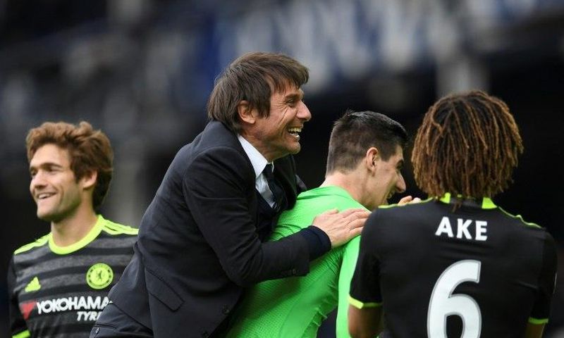 Chelsea's head coach Antonio Conte (2ndL) celebrates victory at the end of an English Premier League match against Everton