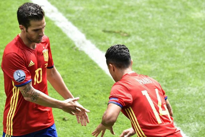 ___5153596___https:______static.pulse.com.gh___webservice___escenic___binary___5153596___2016___6___15___16___cesc-fabregas-thiago-cropped_17hkva0l6b88m1nt33hraxyznn_2