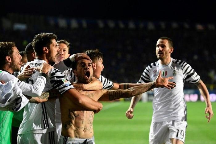Juventus' defender Daniel Alvez da Silva celebrates with teammates after scoring during the Italian Serie A football match against Atalanta on April 28, 2017