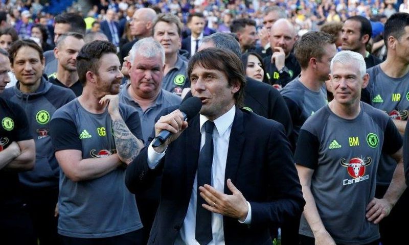 Chelsea's head coach Antonio Conte (C) talks during the presentation ceremony for the English Premier League trophy at the end of the Premier League football match between Chelsea and Sunderland at Stamford Bridge in London on May 21, 2017