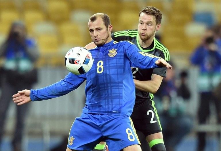Ukraine's Roman Zozulya (L) vies with Wales' Chris Gunter during the international friendly football match between Ukraine and Wales at the Olimpiyskiy stadium in Kiev on March 28, 2016