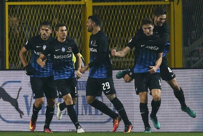 Atalanta's defender Mattia Caldara (2ndR) celebrates with his teammates after scoring during the Italian Serie A football match against As Roma on November 20, 2016