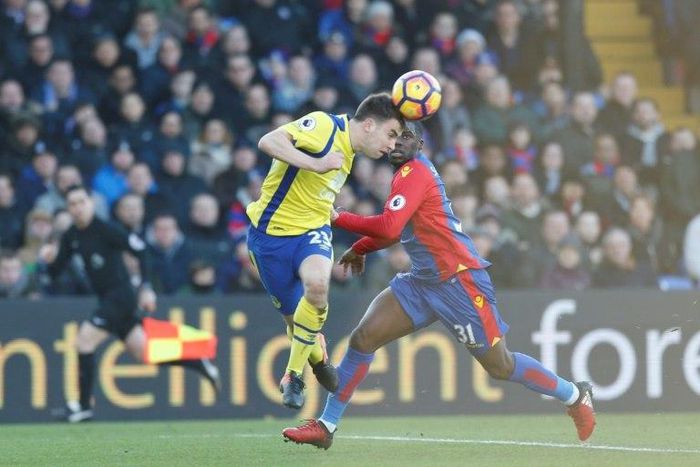 Everton's defender Seamus Coleman (L) heads the ball under the eye of Crystal Palace's defender Jeffrey Schlupp on January 21, 2017