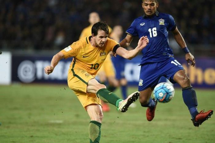 Australian player Robbie Kruse (L), 28, has already passed a medical at his new club Liaoning Whowin FC, in a deal which will reportedly cost them about 500,000 euros ($535,000)