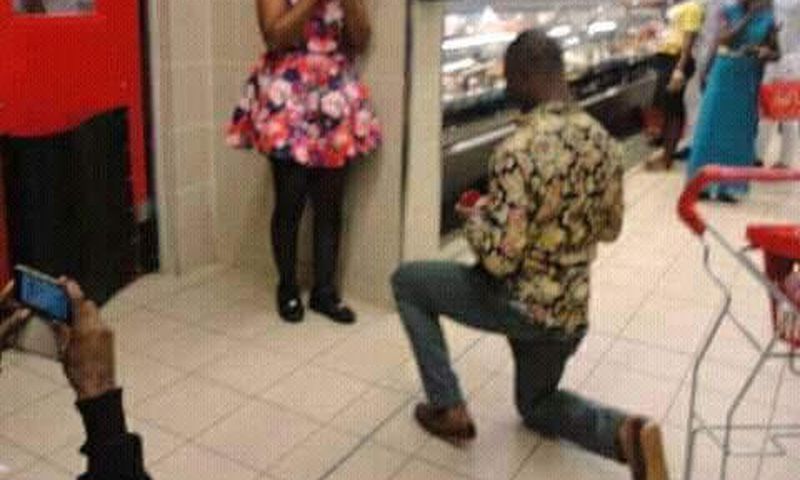 Man proposes to girlfriend inside Shoprite [PHOTOS]